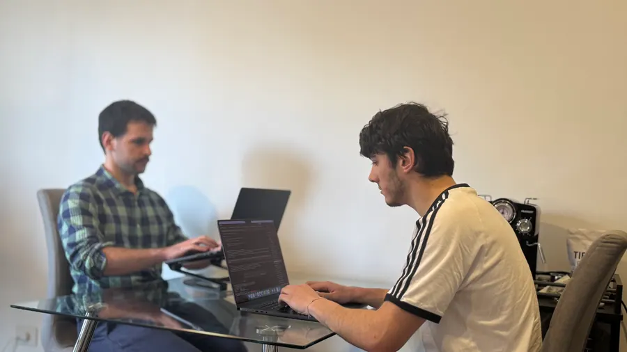 Equipo de Mopdow trabajando en conjunto