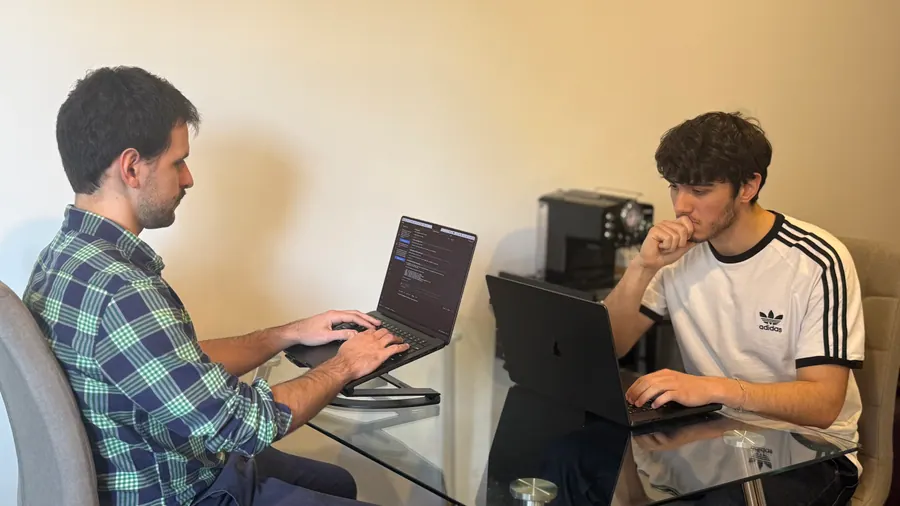 Equipo de Mopdow conversando sobre un proyecto