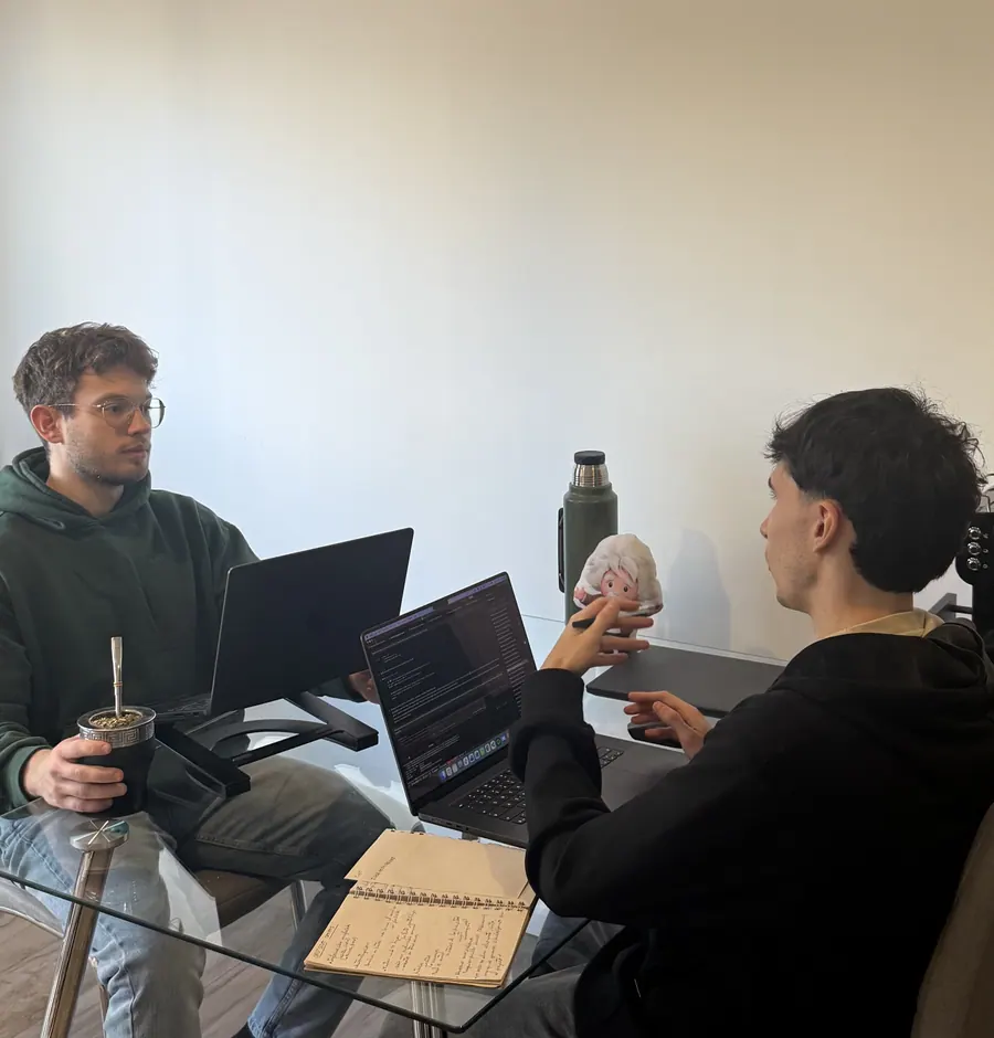 Integrante del equipo de Mopdow durante una sesión de trabajo