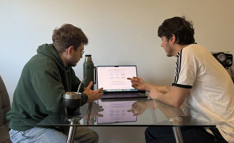 Equipo de Mopdow colaborando frente a una computadora