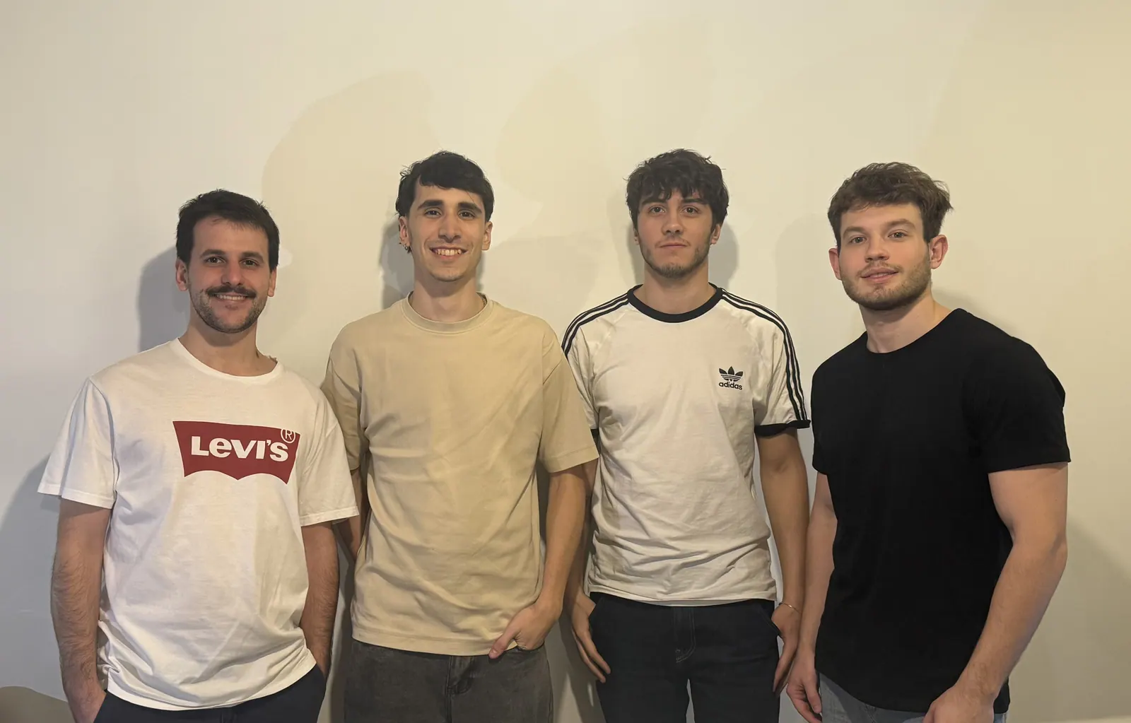 Equipo de Mopdow reunido en el espacio de trabajo